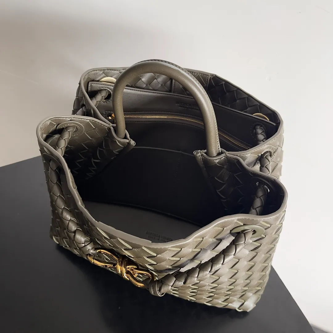 The 2023 new Andiamo batch of 2260 BV has been shipped‼ ️Really popular🔥The new Andiamo woven handbag launched by Bottega Veneta this season is really popular all over the world! ! Celebrities at home and abroad have worn it, and Oscar-winning actress Michelle Yeoh has taken it out on the street. Song Jia, Trai Yara, Yu Feihong, Sanji Ayaka, Rosie Hunting-Whiteley, Yoshioka Riho, etc. have all picked up this bag. It is classic and versatile, showing off its temperament, and the bag capacity is also large, which is very convenient for daily commuting! ! A variety of carrying methods, the shoulder straps can be adjusted by yourself, the original lambskin feels soft and delicate, and the unisex style breaks the gender boundaries and brings a more practical and long-lasting use experience. Andiamo, which has both elegant and casual styles, perfectly interprets the true appearance of "fashionable old money style". Style number: 743572 Size: 32*24*12